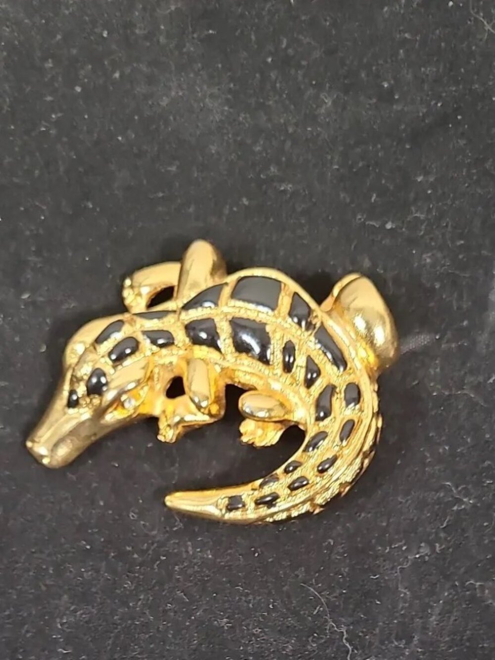 VTG GOLD TONE BLACK ALLIGATOR BROOCH